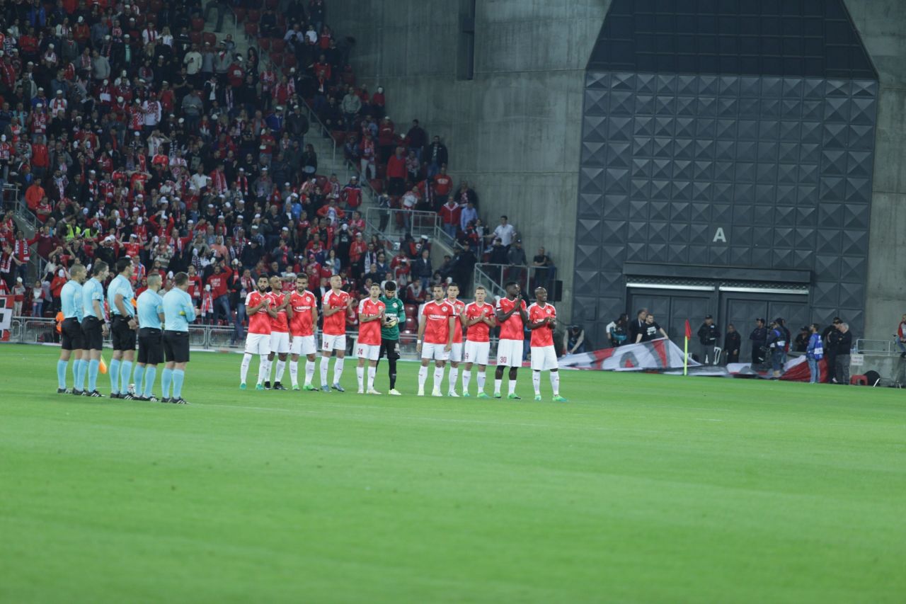 דקת מחיאות כפיים וסרטים שחורים לזכרו של ג'קי דקל. טקס מכובד (צילום: אסף חיימוביץ')